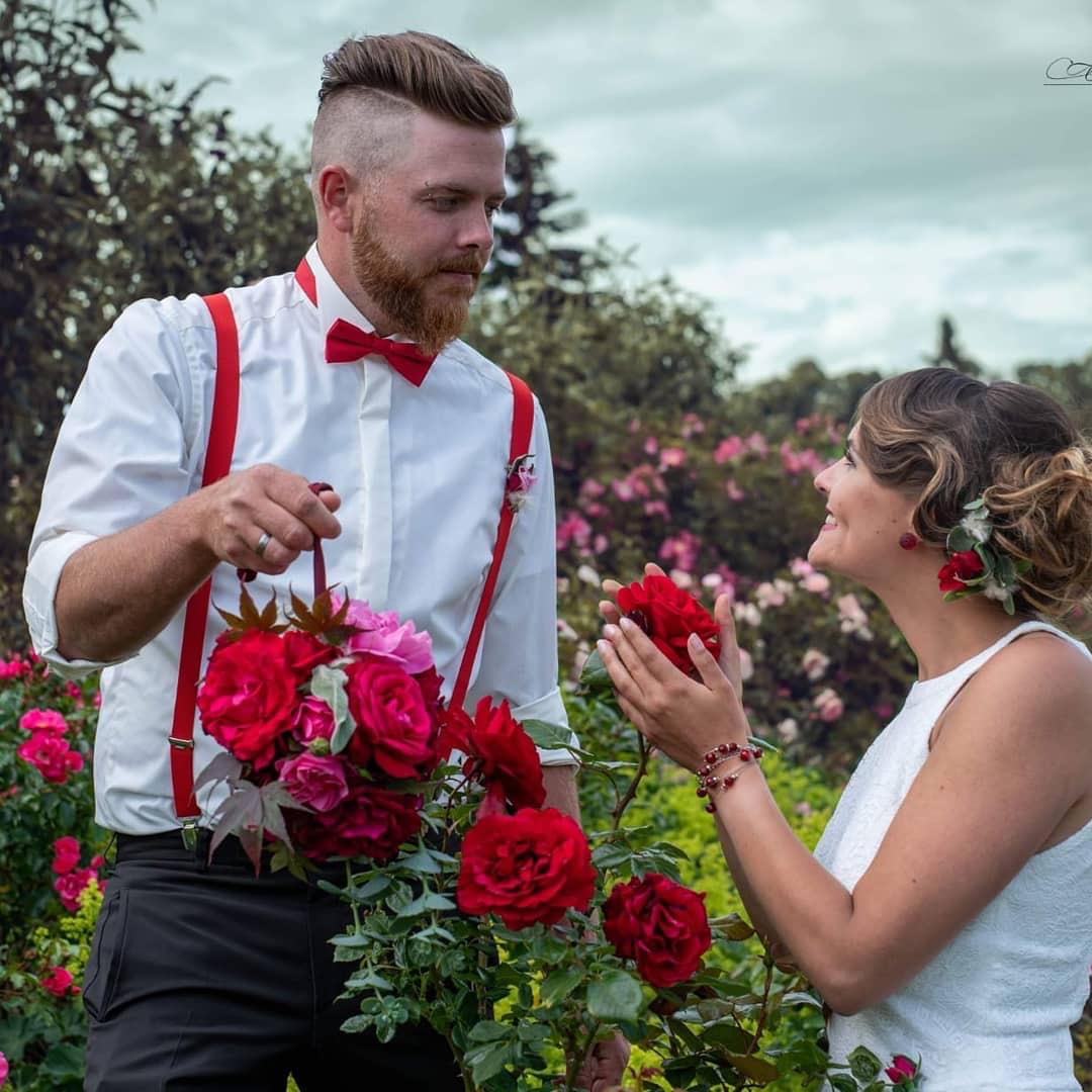 Brautpaar mit einem Strauß aus roten Rosen
